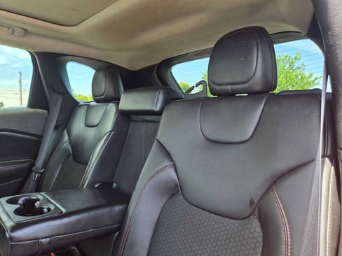 Used 2019 Jeep Cherokee Trailhawk w/ Comfort/Convenience Group AWD/4WD image 19