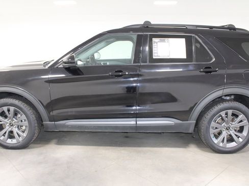 Used 2022 Ford Explorer XLT w/ Equipment Group 202A image 6