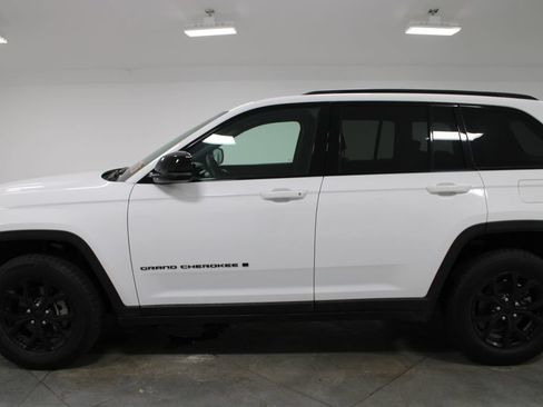 Used 2024 Jeep Grand Cherokee Altitude AWD/4WD image 6