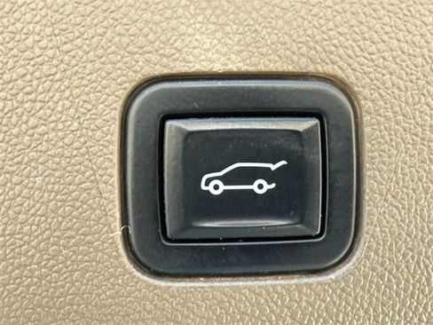 Used 2022 GMC Yukon XL Denali image 14