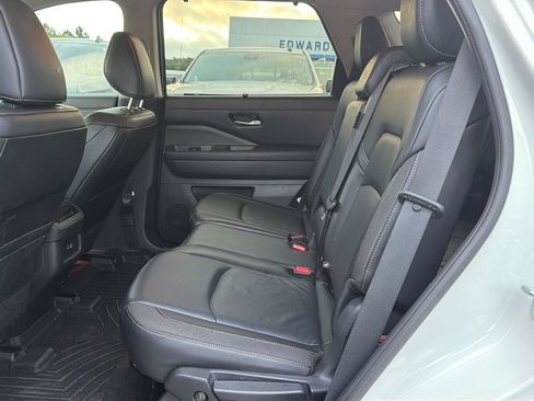 Used 2022 Nissan Pathfinder SL FWD image 17