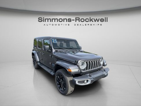 Used 2025 Jeep Wrangler Unlimited Sahara AWD/4WD image 7