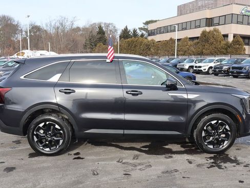 Used 2025 Kia Sorento S image 4