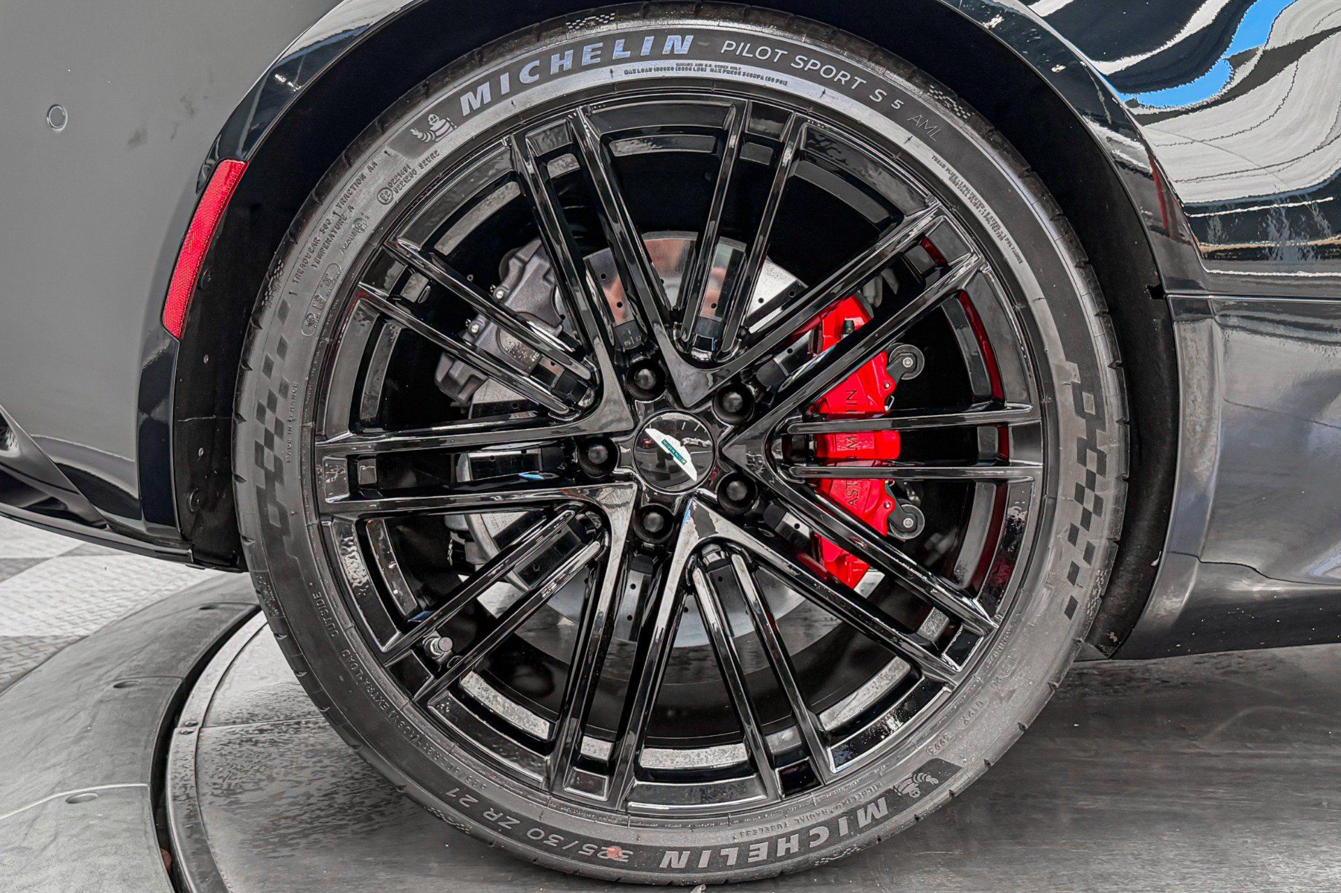 Used 2024 Aston Martin DB12 Coupe RWD image 30