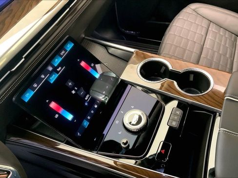 Used 2023 Land Rover Range Rover Long Wheelbase Autobiography image 16