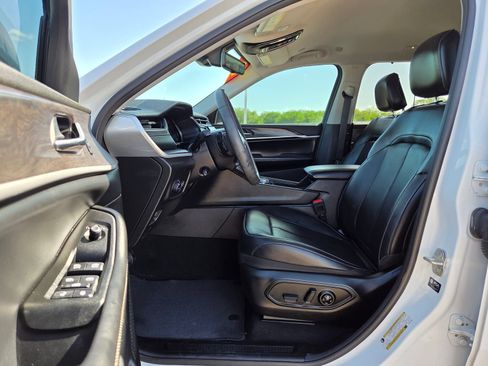 Used 2024 Jeep Grand Cherokee L Limited w/ Luxury Tech Group II RWD image 13