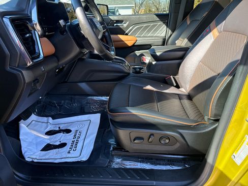 Used 2023 GMC Canyon AT4 w/ AT4 Premium Package image 11