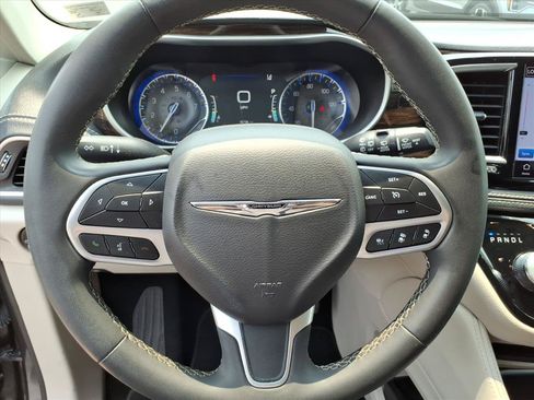 Used 2023 Chrysler Pacifica Limited FWD image 19