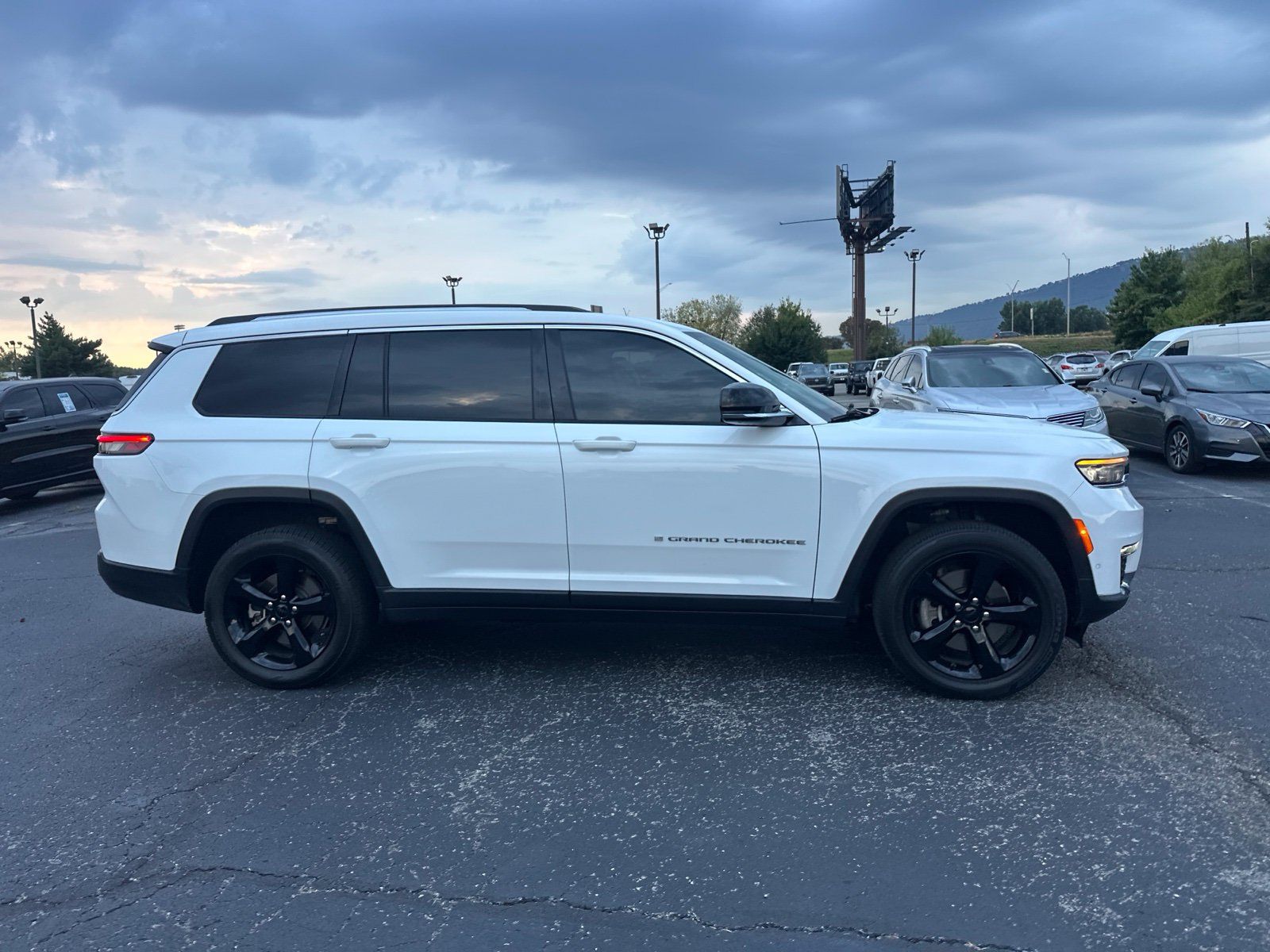 Used 2022 Jeep Grand Cherokee L Limited w/ Luxury Tech Group II RWD image 4