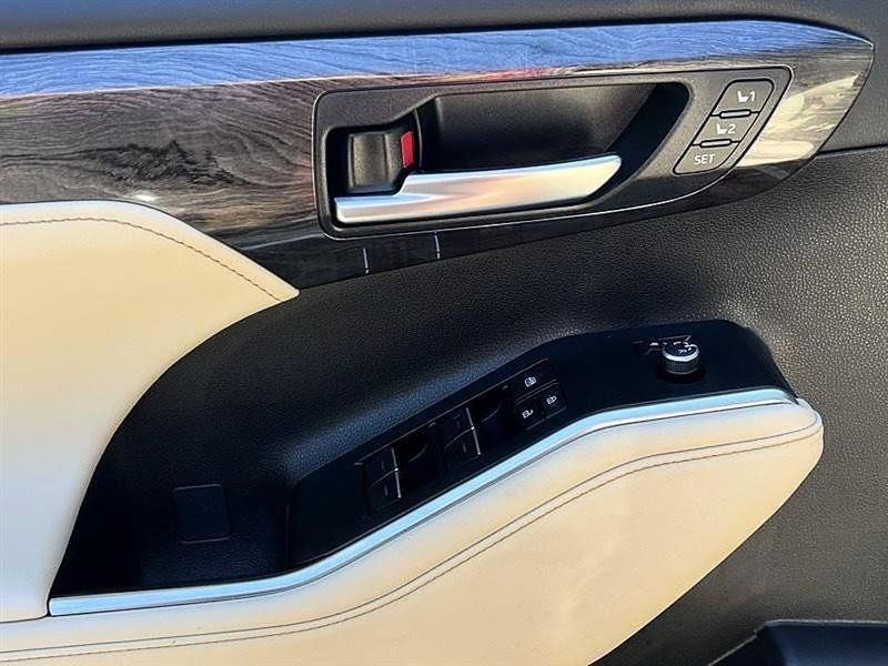 Used 2025 Toyota Highlander Limited FWD image 12