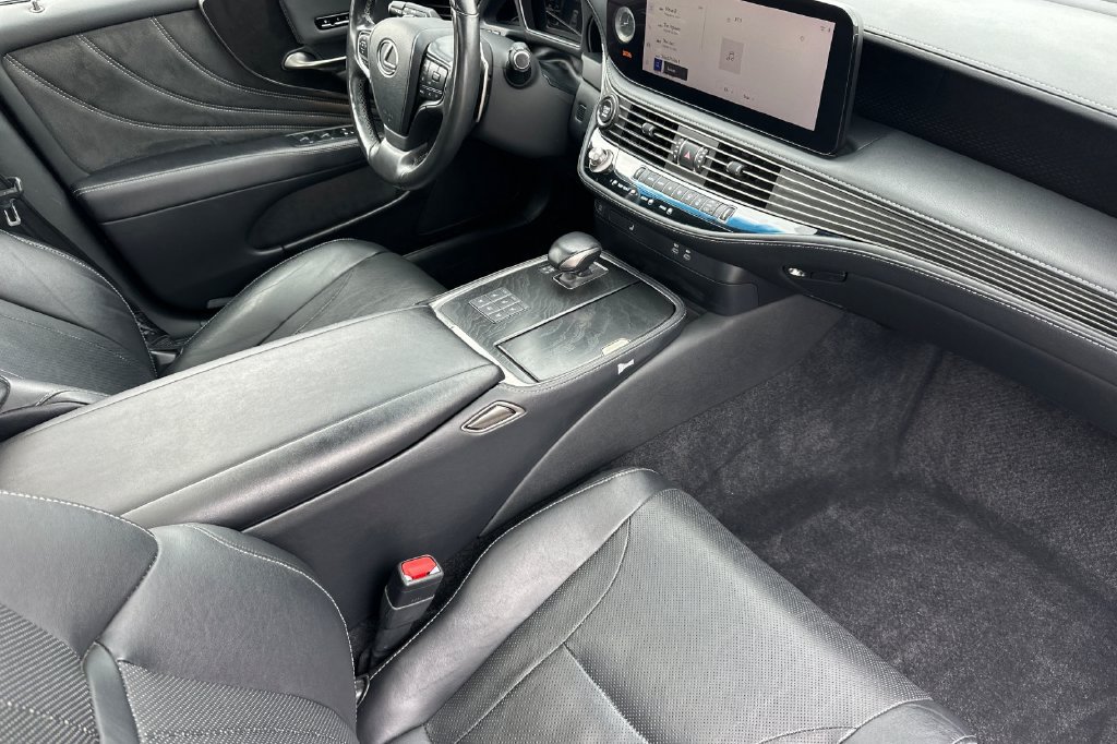 Used 2023 Lexus LS 500 w/ Accessory Package (Z1) RWD image 17
