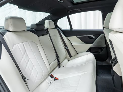 New 2026 BMW 530i xDrive w/ Premium Package image 25