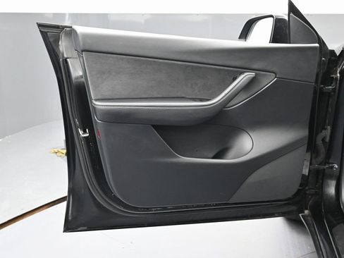 Used 2022 Tesla Model Y Long Range image 43