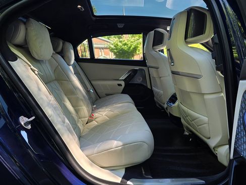Used 2023 BMW i7 xDrive60 AWD/4WD image 28