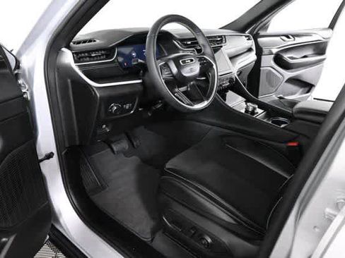 Used 2024 Jeep Grand Cherokee Altitude image 17