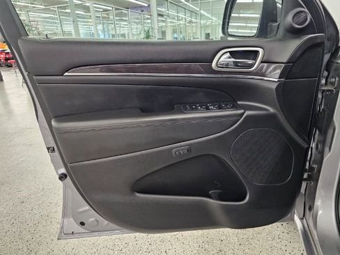 Used 2018 Jeep Grand Cherokee Overland image 26
