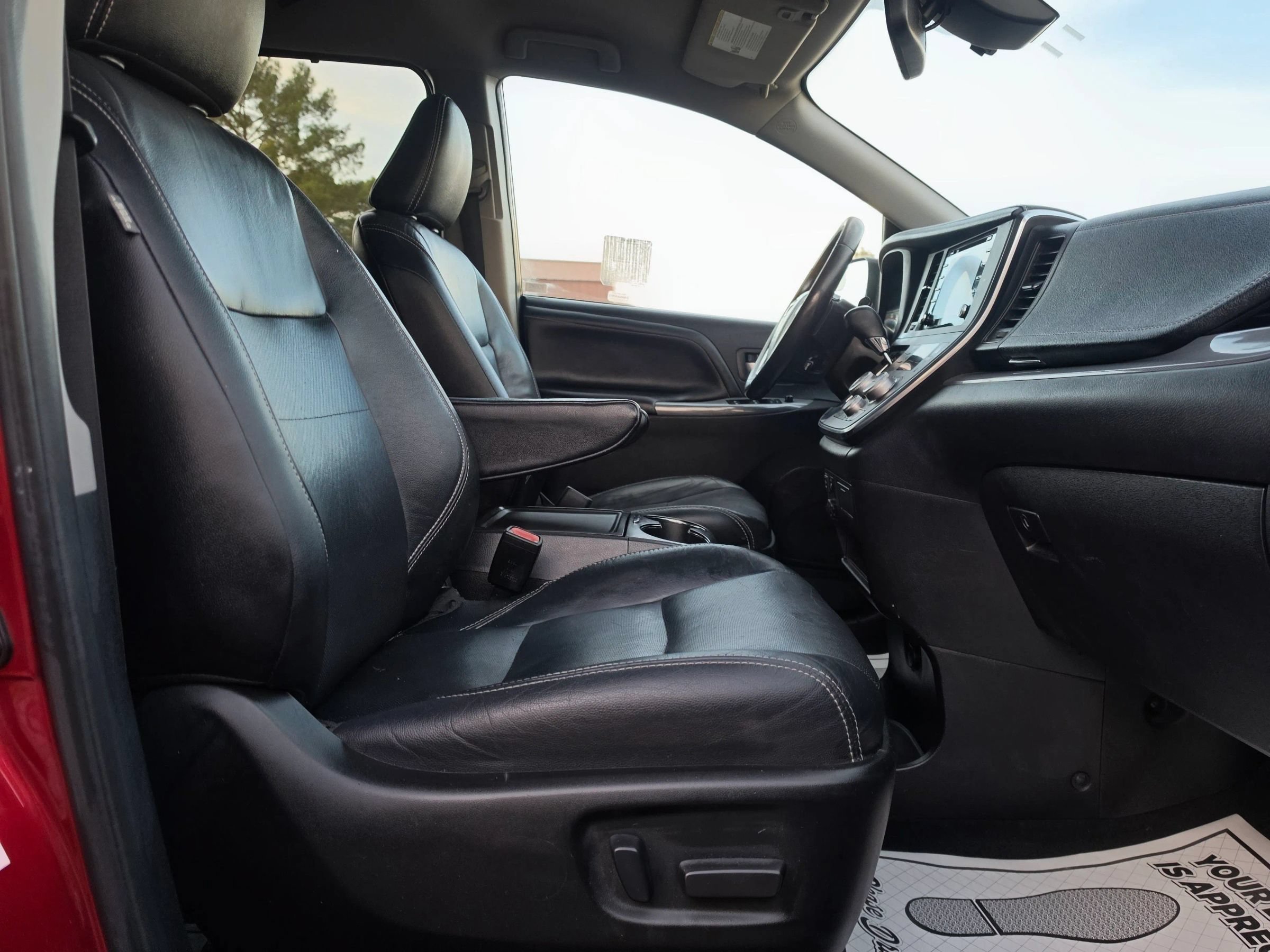 Used 2018 Toyota Sienna SE FWD image 33
