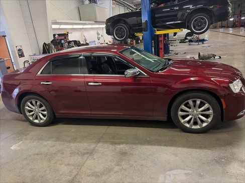 Used 2018 Chrysler 300 Limited w/ Safetytec Plus Group image 2