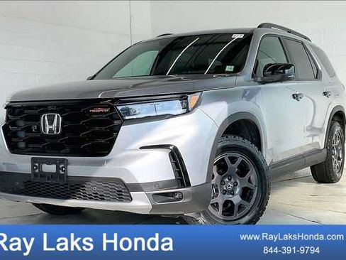 Certified 2025 Honda Pilot TrailSport image 1