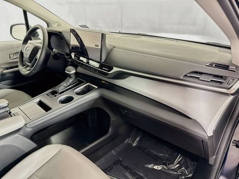 Used 2025 Toyota Sienna XLE w/ XLE Plus Package AWD/4WD image 30
