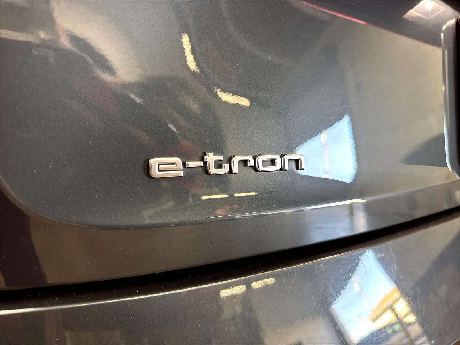 Used 2019 Audi e-tron Prestige w/ Prestige Package AWD/4WD image 11