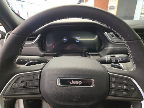 Used 2025 Jeep Grand Cherokee Limited w/ Luxury Tech Group II image 30