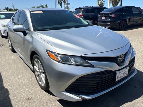Used 2018 Toyota Camry LE image 3