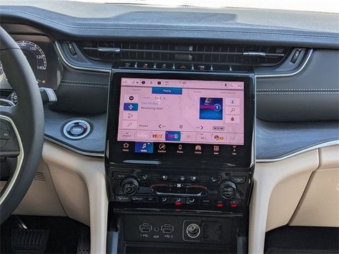 New 2025 Jeep Grand Cherokee Limited w/ Luxury Tech Group II image 18