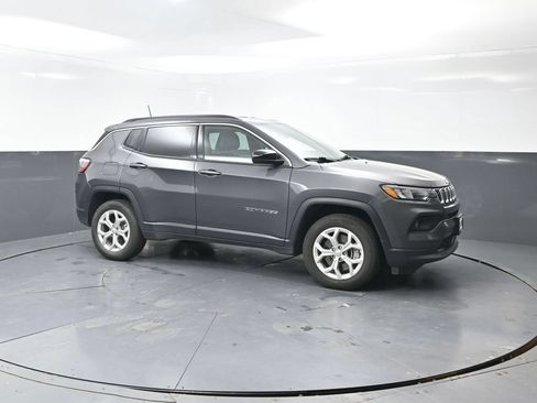 Used 2024 Jeep Compass Latitude AWD/4WD image 4