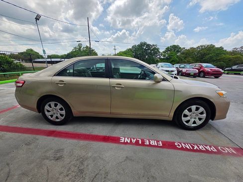 Used 2010 Toyota Camry LE image 16