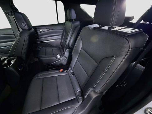 Used 2025 Chevrolet Traverse LT FWD image 28