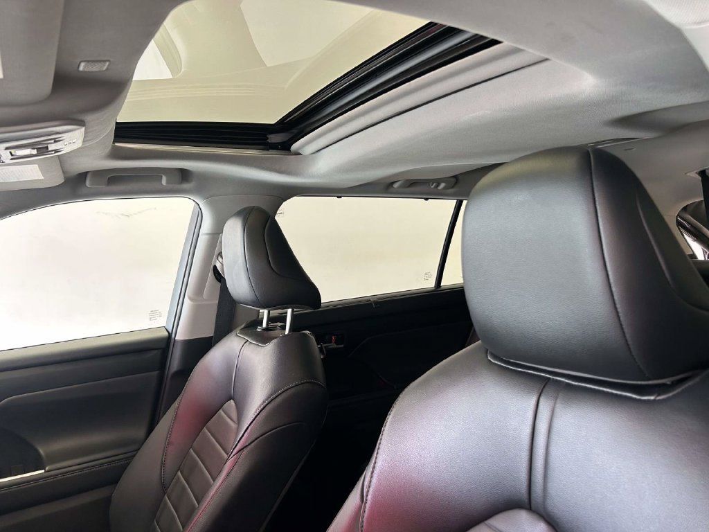 Used 2022 Toyota Highlander XLE FWD image 14