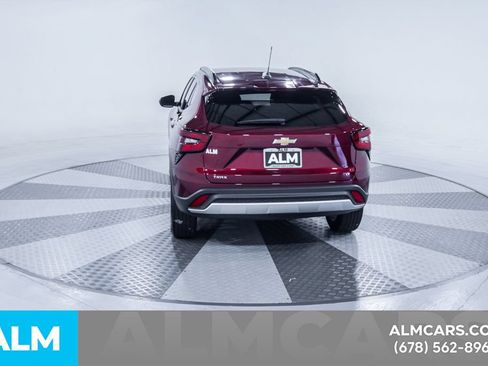 Used 2025 Chevrolet Trax LT FWD image 8