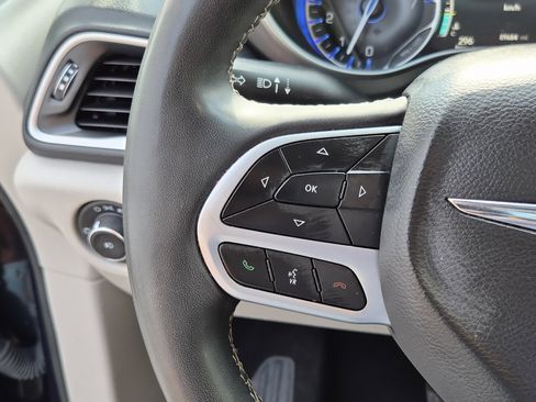 Used 2022 Chrysler Pacifica Touring-L FWD image 24
