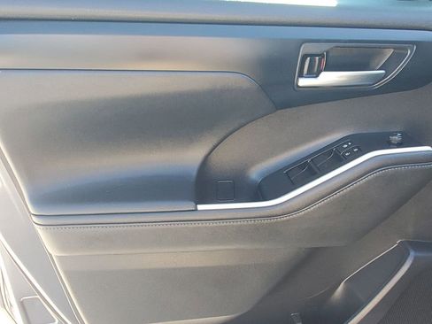 Used 2020 Toyota Highlander XLE image 42