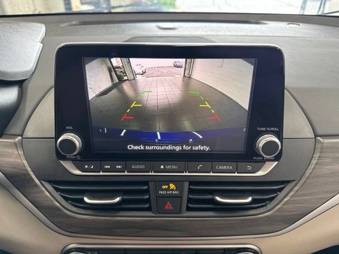 Used 2025 Nissan Altima 2.5 SV FWD image 25