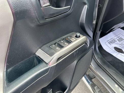 Used 2018 Toyota Tacoma SR5 RWD image 15