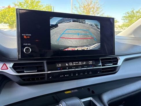 Used 2025 Toyota Sienna XLE FWD image 25