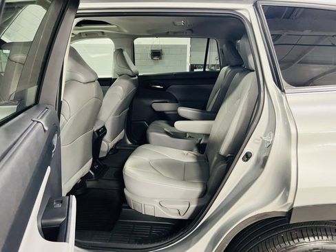 Used 2023 Toyota Highlander XLE image 27