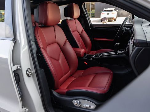 Certified 2023 Porsche Macan image 47