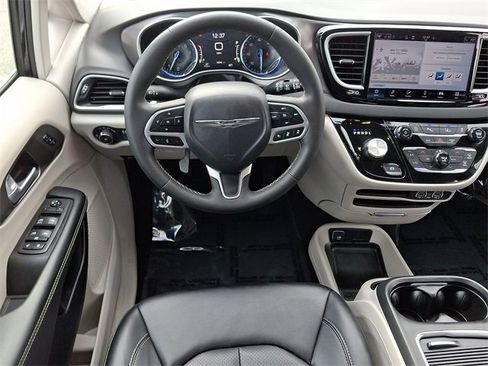 Used 2024 Chrysler Pacifica Touring-L image 12