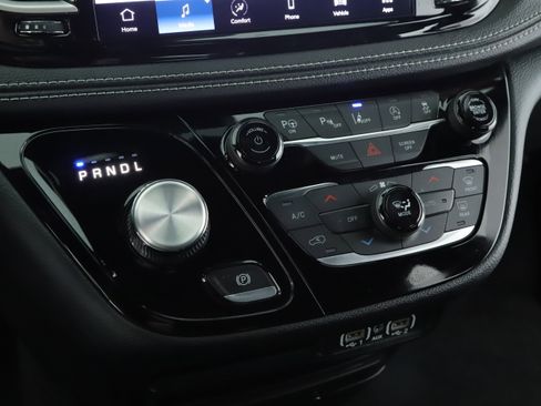 Used 2023 Chrysler Pacifica Touring-L w/ S Appearance Package image 13