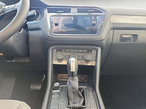 Used 2021 Volkswagen Tiguan SE w/ Panoramic Sunroof Package image 11