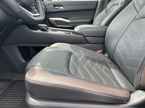Used 2025 Nissan Pathfinder Platinum image 10