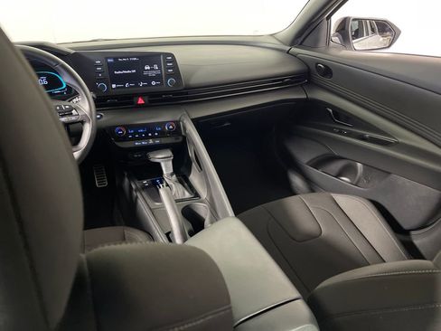 Certified 2025 Hyundai Elantra Sport image 17