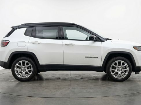 Used 2025 Jeep Compass Limited image 11