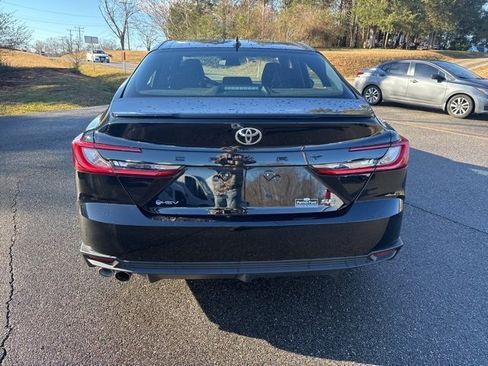 Used 2025 Toyota Camry SE image 3