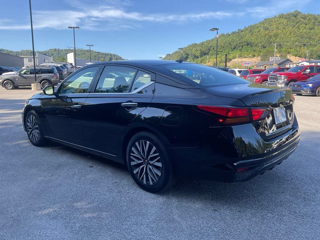 Used 2025 Nissan Altima 2.5 SV FWD image 4