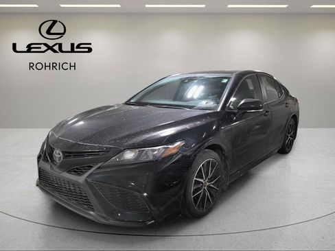 Used 2022 Toyota Camry SE image 1