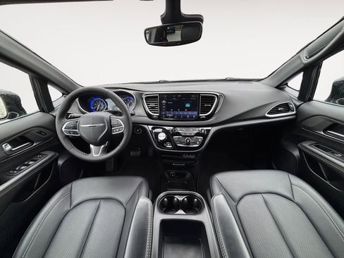 Used 2025 Chrysler Pacifica Select image 13